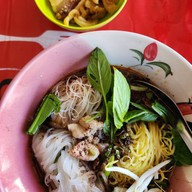 ก๋วยเตี๋ยวเรือป.ประทีป คุณจอน เสาธงหิน