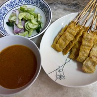 เมนูของร้าน หมูสะเต๊ะเบ็ญจมาศดอนหวาย ตลาดนัดโรงพยาบาลพระมงกุฎเกล้า