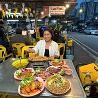 ร้านริมเขื่อน จุ๋มหนวดซีฟู๊ดร้านริมถนน (ริมเขื่อนเจ้าเก่า)