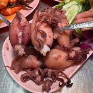 ร้านริมเขื่อน จุ๋มหนวดซีฟู๊ดร้านริมถนน (ริมเขื่อนเจ้าเก่า)