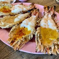 บ้านไม้ริมน้ำ