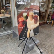 หน้าร้าน Commonly Specialty Coffee Surawong Surawong