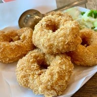 บ้านไม้ริมน้ำ