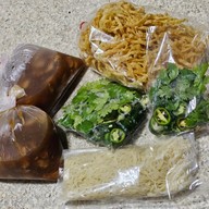 เมนูของร้าน เชฟก๊อง ข้าวหน้าไก่ พูนเลิศ