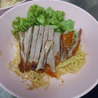 เมนูของร้าน เจ๊อ้อย ก๋วยเตี๋ยวปลา ก๋วยเตี๋ยวเป็ด ข้าวหน้าเป็ด ข้าวหมูแดง