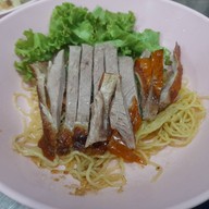 เมนูของร้าน เจ๊อ้อย ก๋วยเตี๋ยวปลา ก๋วยเตี๋ยวเป็ด ข้าวหน้าเป็ด ข้าวหมูแดง