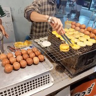 บรรยากาศ นิด ไข่ทรงเครื่อง ข้าวจี่ ตลาดนกฮูก