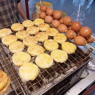 บรรยากาศ นิด ไข่ทรงเครื่อง ข้าวจี่ ตลาดนกฮูก