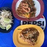 แมนโร่ผัดหมี่โคราชเจ้าเก่าดั้งเดิมหน้าวัดสระแก้ว