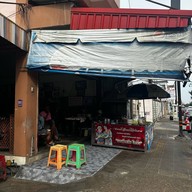 แมนโร่ผัดหมี่โคราชเจ้าเก่าดั้งเดิมหน้าวัดสระแก้ว