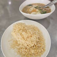 ราดหน้า ยอดผักเมืองทอง