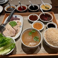 เมนูของร้าน เรือนต้น มณเฑียร สุรวงศ์