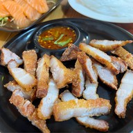 เมนูของร้าน ฟาดยำ ฟาดยำแปดริ้ว