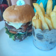 เมนูของร้าน 92 Cafe  โรงแรมโกลด์เด้น ทิวลิป