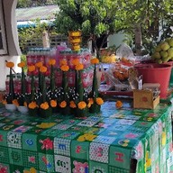 ดอกไม้สด บายศรี ตรงข้ามวัดบ้านตำแย (ร้านย้ายมาจากหน้าสวนวนารมย์)