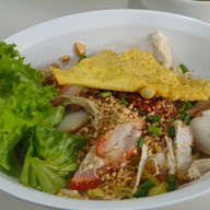 ก๋วยเตี๋ยวต้มยำหมูกรอบ บ้านแพน (โอ๊ตต้มยำ)