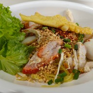 ก๋วยเตี๋ยวต้มยำหมูกรอบ บ้านแพน (โอ๊ตต้มยำ)