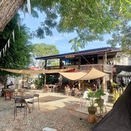 ใต้ถุนบาร์เพื่อนชนก