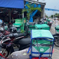 ข้าวขาหมูสีลม กับ กะเพราขาหมูโครตอร่อย ท่าข้าม28