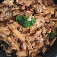 ยำติดแกรม-กะเพราเนื้อโคขุน