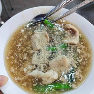 เมนูของร้าน ต้อมเตาคู่ ราดหน้ายอดผัก