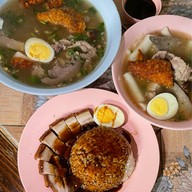 ก๋วยจั๊บน้ำข้นและข้าวหมูกรอบ อนุสาวรีย์ 3 กษัตริย์
