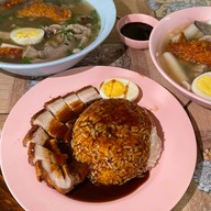 ก๋วยจั๊บน้ำข้นและข้าวหมูกรอบ อนุสาวรีย์ 3 กษัตริย์