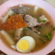ก๋วยจั๊บน้ำข้นและข้าวหมูกรอบ อนุสาวรีย์ 3 กษัตริย์