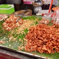 บรรยากาศ ข้าวเหนียว + หมูทอด 25 บาท เซฟวันโก