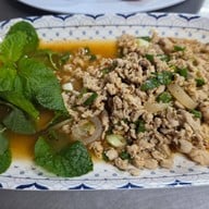 เมนูของร้าน ไก่ทอดเจ๊กี ส้มตำโปโล ลุมพินี