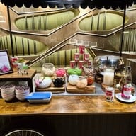 Crave Wine Bar & Restaurant โรงแรมอลอฟท์ กรุงเทพ - สุขุมวิท 11