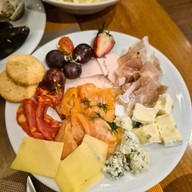 Crave Wine Bar & Restaurant โรงแรมอลอฟท์ กรุงเทพ - สุขุมวิท 11