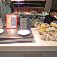 Crave Wine Bar & Restaurant โรงแรมอลอฟท์ กรุงเทพ - สุขุมวิท 11
