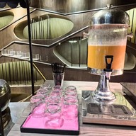 Crave Wine Bar & Restaurant โรงแรมอลอฟท์ กรุงเทพ - สุขุมวิท 11
