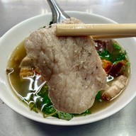 เมนูของร้าน ก๋วยจั๊บนายเอ็ก (Nai Ek Roll Noodle) เยาวราช (primary branch)