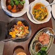 เสน่ห์จันทน์ กลาสเฮาส์ แอทสินธร