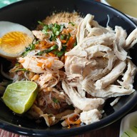 ก๋วยเตี๋ยวลับในสวน x ซัมแวร์ โฮมคาเฟ่ บางคูเวียง,บางกรวย,นนทบุรี