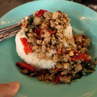 เมนูของร้าน นักล่ากะเพรา ตลาดกลางลาดสวาย