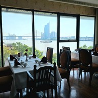 บรรยากาศ The Emperor