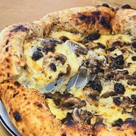 HALFWAY Brunch & Bar งามดูพลี