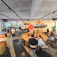 HALFWAY Brunch & Bar งามดูพลี