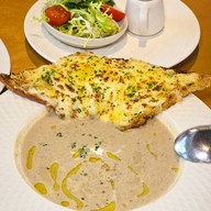 HALFWAY Brunch & Bar งามดูพลี