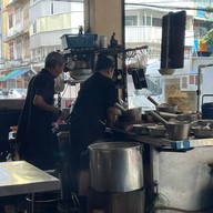 ก๋วยเตี๋ยวคั่วไก่-หมู ตรอกสุกร