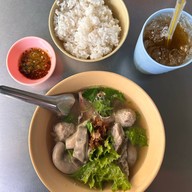 เมนูของร้าน เจ๊ตุ๋ย ต้มเลือดหมู ซอยพหลโยธิน1