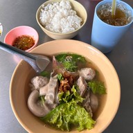 เจ๊ตุ๋ย ต้มเลือดหมู ซอยพหลโยธิน1