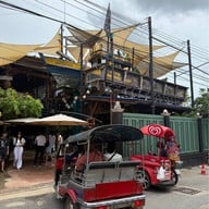 ครัววันสุข Kitchen Bar & Gallery 1