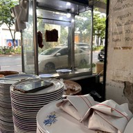 ธานี ข้าวหมูแดง - หมูกรอบ อารีย์