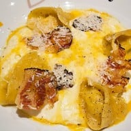 Holy Belly Restaurant เอ็มสเฟียร์