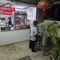หน้าร้าน ข้าวหมูแดงสุพรรณ หลังสถานีรถไฟปากช่อง