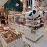 ภูฟ้า จามจุรีสเเควร์